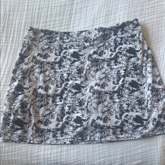 Tranquility by Colorado Clothing Black and White Floral Pencil SKORT Large - Picture 3 of 3